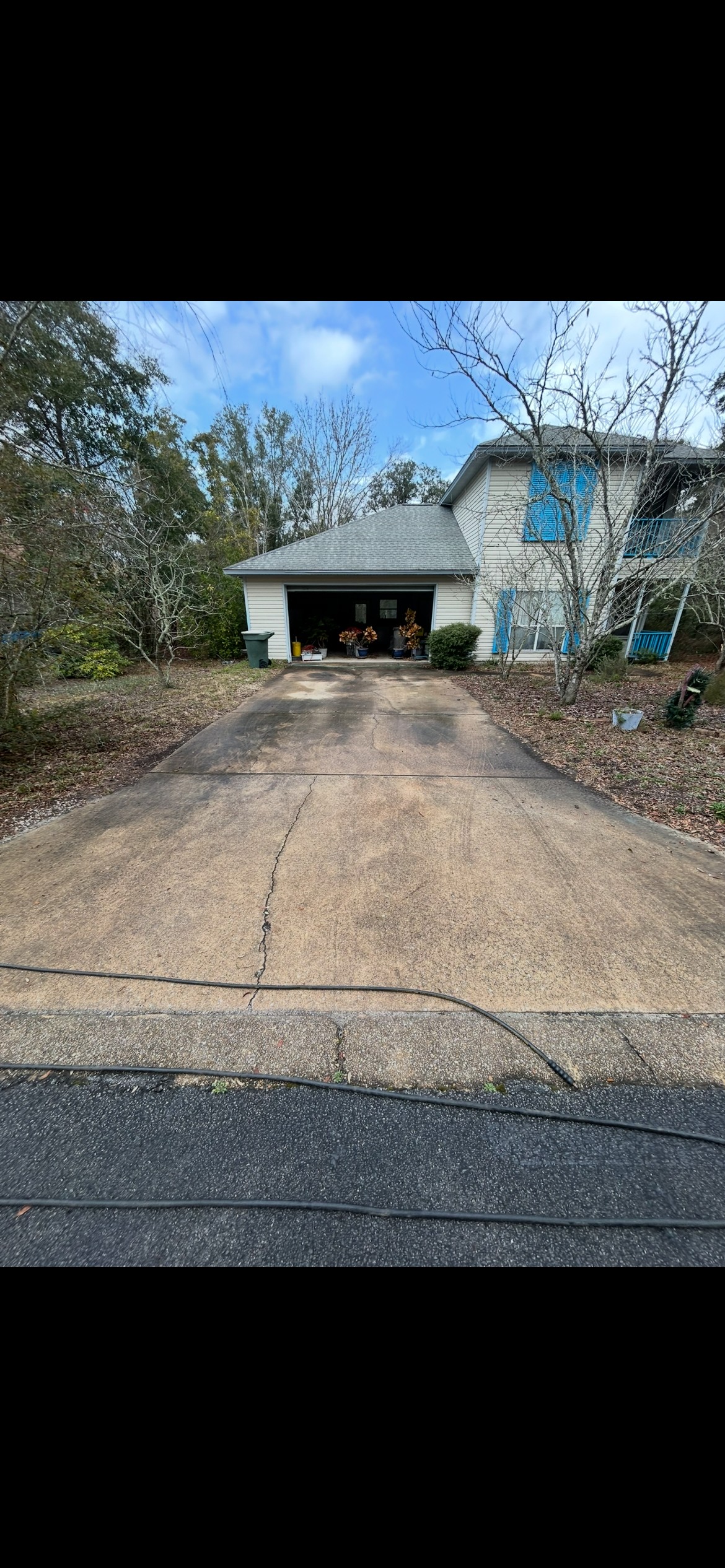 Pressure washing driveway in Pensacola